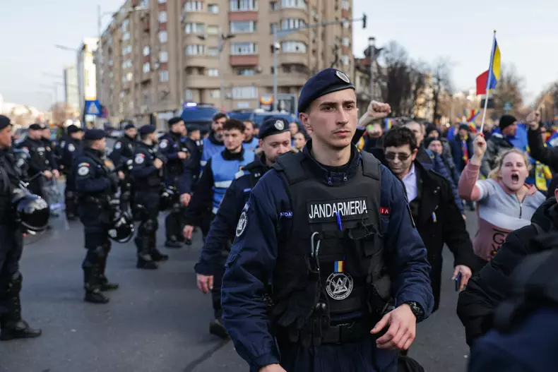 jandarmii și manifestanții - piata Victoriei 24 ianuarie Vlad Chirea3