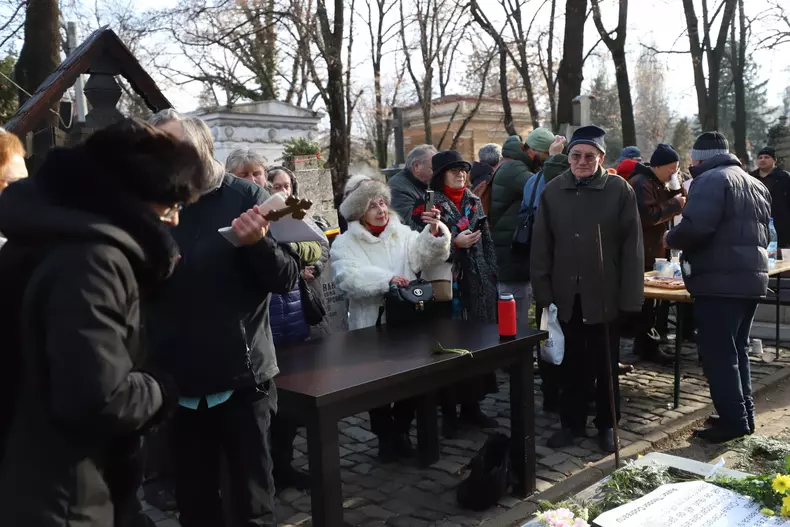 mihai-eminescu-mormant-cimitirul-bellu-bucuresti-15-ianuarie-2025