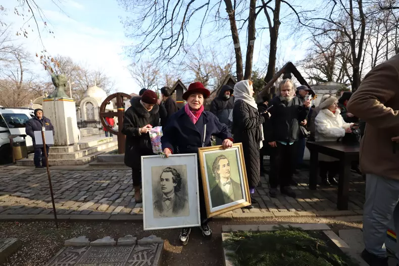 mihai-eminescu-mormant-cimitirul-bellu-din-bucuresti-15-ianuarie-2025