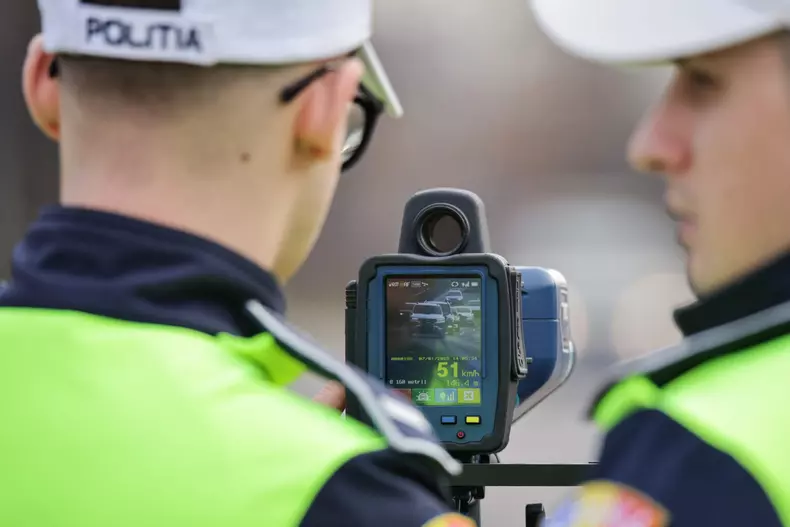 Polițiști aflați în fața unui radar tip pistol. Foto Vlad Chirea Libertatea