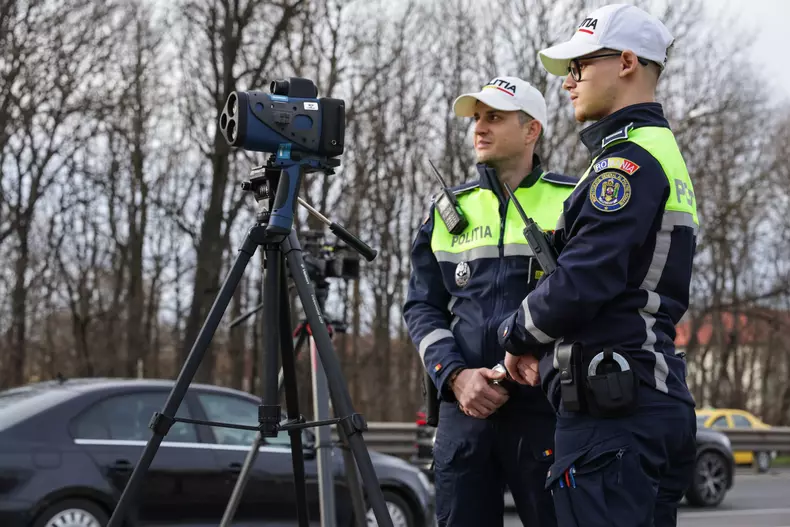 Polițiști și un radar tip pistol. Foto Vlad Chirea/Libertatea