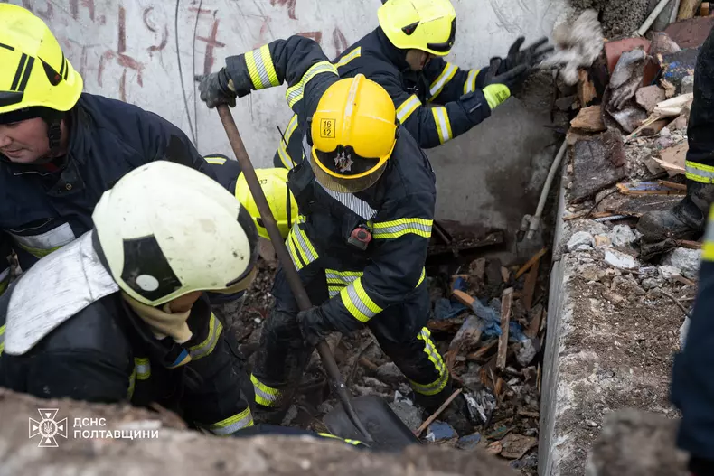 militari la blocul din Poltavaa lovit de o rachetă rusească