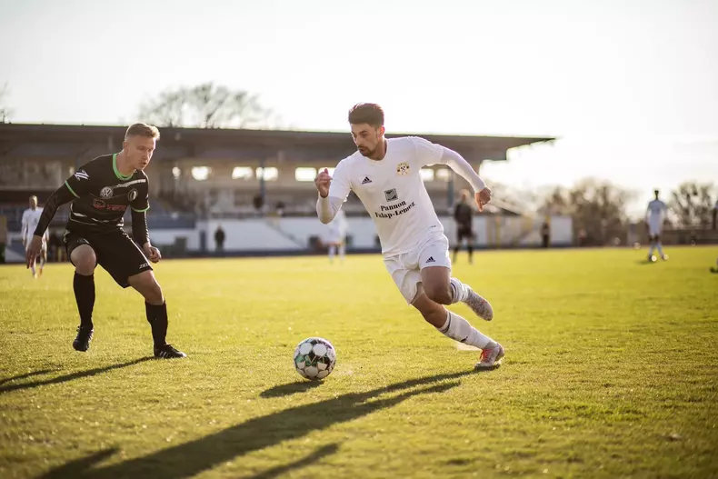 7. Tony Kanalos (echipament alb), la Dorogi FC, Ungaria -