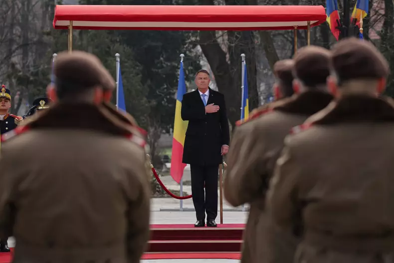 Klaus Iohannis a primit pentru ultima data onorul in calitate de presedinte al româniei