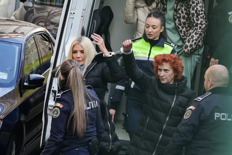 Laura Vicol, adusă cu cătușe la mâini la Curtea de Apel București