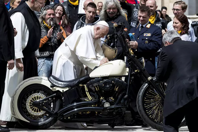 Papa Francis semnează pe rezervorul de combustibil al unei motociclete Harley-Davidson _ Foto- EPA h55232481-1024x683