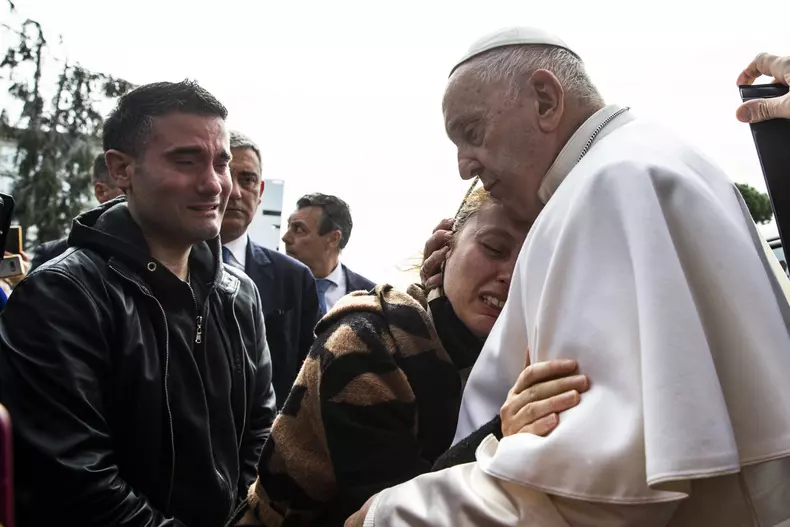 Papa Francisc, 86 de ani, a fost externat sâmbătă, 1 aprilie, de la spitalul Gemelli din Roma 2023 11393324-scaled