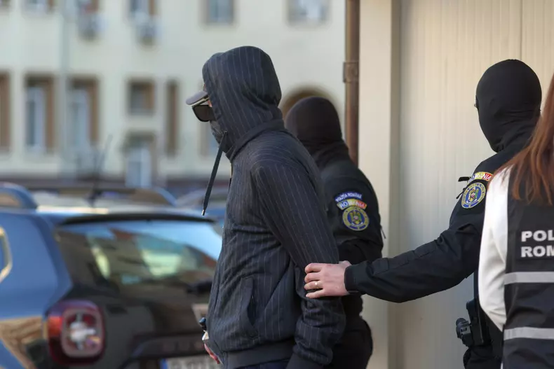 Bogdan Peșchir este escortat de către polițiști în sediul IGPR din București. Foto: Inquam Photos / George Călin