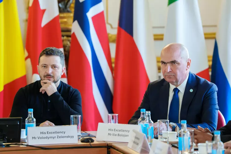 Ilie Bolojan a stat lângă Volodimir Zelenski la Summitul de pace de la Londra (2)