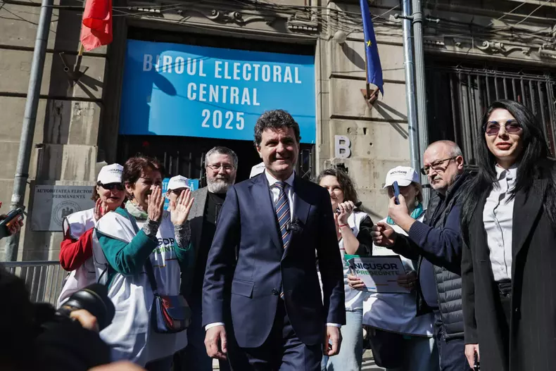 Nicușor Dan surprins în fața sediului BEC - 7 martie 2025.  Foto Vlad Chirea/Libertatea