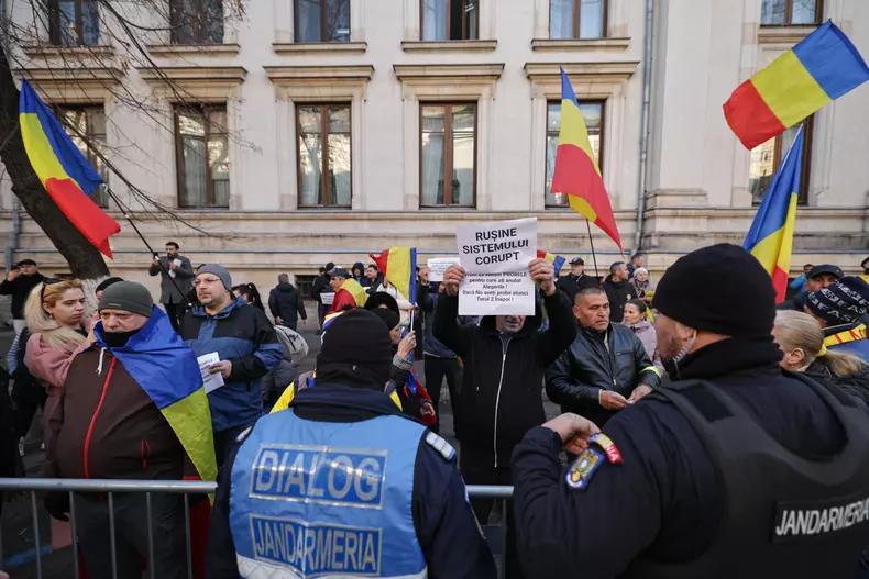 Susținătorii lui Călin Georgescu s-au strâns în fața judecătoriei Sector 1 - foto Vlad Chirea  (1)