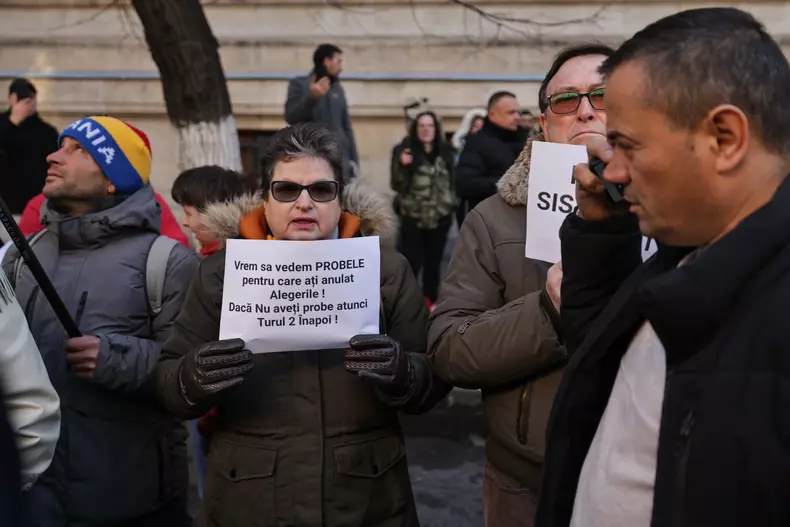 Susținătorii lui Călin Georgescu s-au strâns în fața judecătoriei Sector 1 - foto Vlad Chirea  (2)