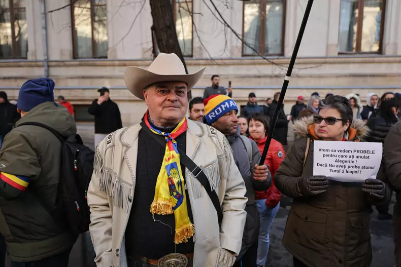 Susținătorii lui Călin Georgescu s-au strâns în fața judecătoriei Sector 1 - foto Vlad Chirea  (3)