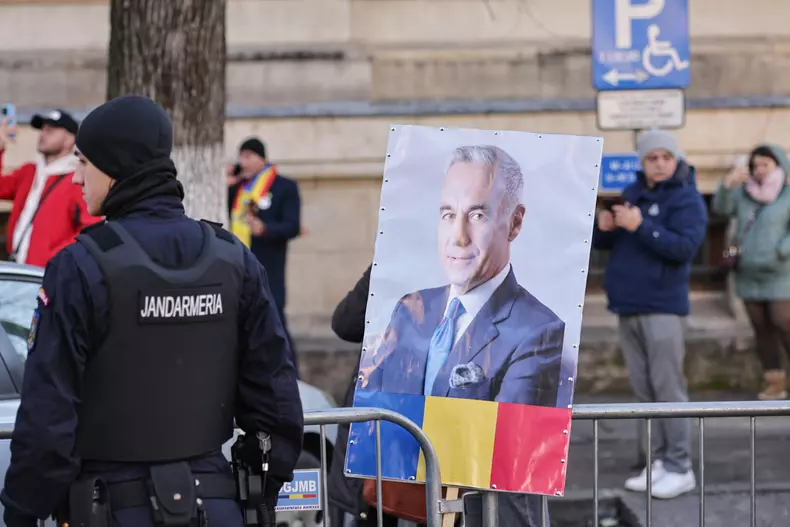 Susținătorii lui Călin Georgescu s-au strâns în fața judecătoriei Sector 1 - foto Vlad Chirea  (4)