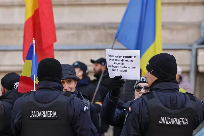 Susținătorii lui Călin Georgescu s-au strâns în fața judecătoriei Sector 1 - foto Vlad Chirea  (5)