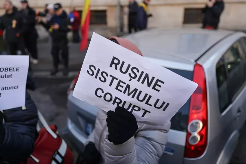 Susținătorii lui Călin Georgescu s-au strâns în fața judecătoriei Sector 1 - foto Vlad Chirea  (6)