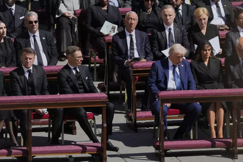 donald-trump-melania-trump-emmanuel-macron-ceremonie-funeralii-papa-francisc-26-aprilie-2025
