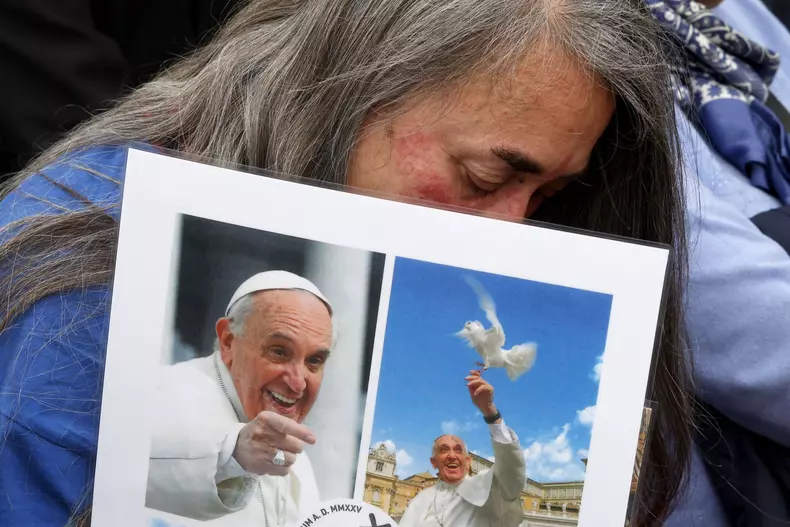 Papa Francisc a murit