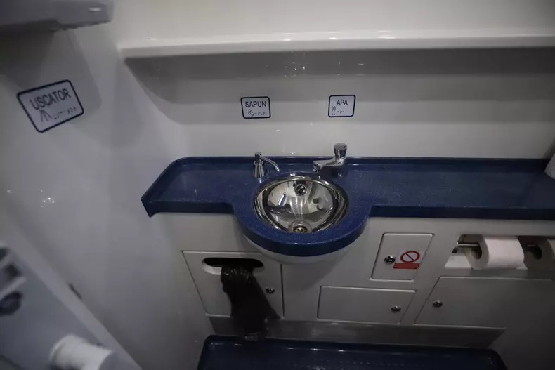 Primul tren modernizat complet al CFR Călători circulă de astăzi pe ruta București-Constanța. FOTO: Dumitru Angelescu (Libertatea)