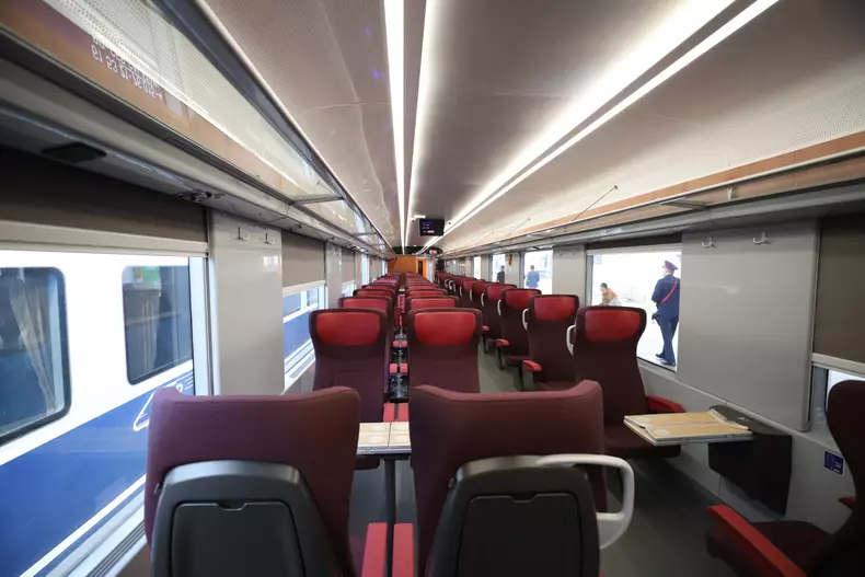 Primul tren modernizat complet al CFR Călători circulă de astăzi pe ruta București-Constanța. FOTO: Dumitru Angelescu (Libertatea)