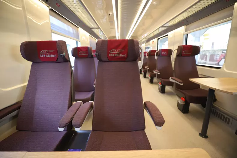 Primul tren modernizat complet al CFR Călători circulă de astăzi pe ruta București-Constanța. FOTO: Dumitru Angelescu (Libertatea)