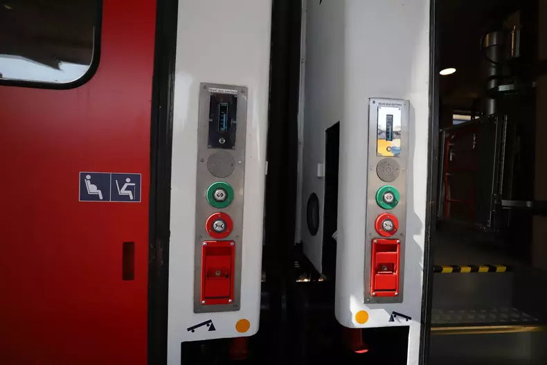Primul tren modernizat complet al CFR Călători circulă de astăzi pe ruta București-Constanța. FOTO: Dumitru Angelescu (Libertatea)