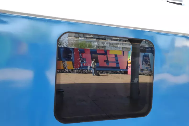 Primul tren modernizat complet al CFR Călători circulă de astăzi pe ruta București-Constanța. FOTO: Dumitru Angelescu (Libertatea)