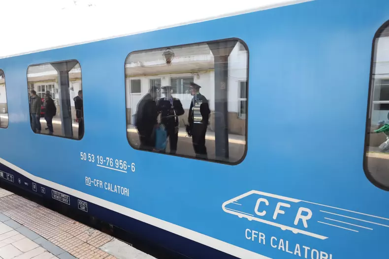 Primul tren modernizat complet al CFR Călători circulă de astăzi pe ruta București-Constanța. FOTO: Dumitru Angelescu (Libertatea)