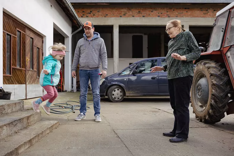 Mama lui Dragan se bucură de vizita nepoatei din Salzburg