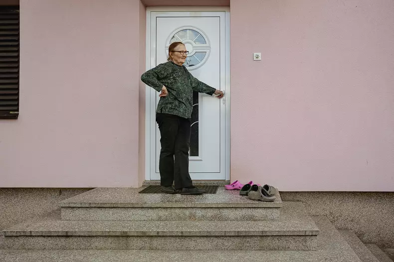 Mama lui Dragan Demic la intrarea în casă