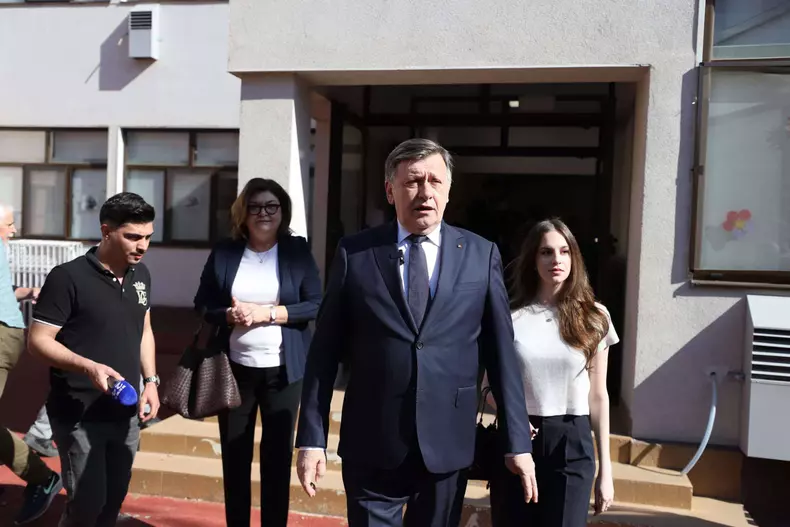 Crin Antonescu, sotia Adina Valean și fiica Irina alegeri 4 mai (11)