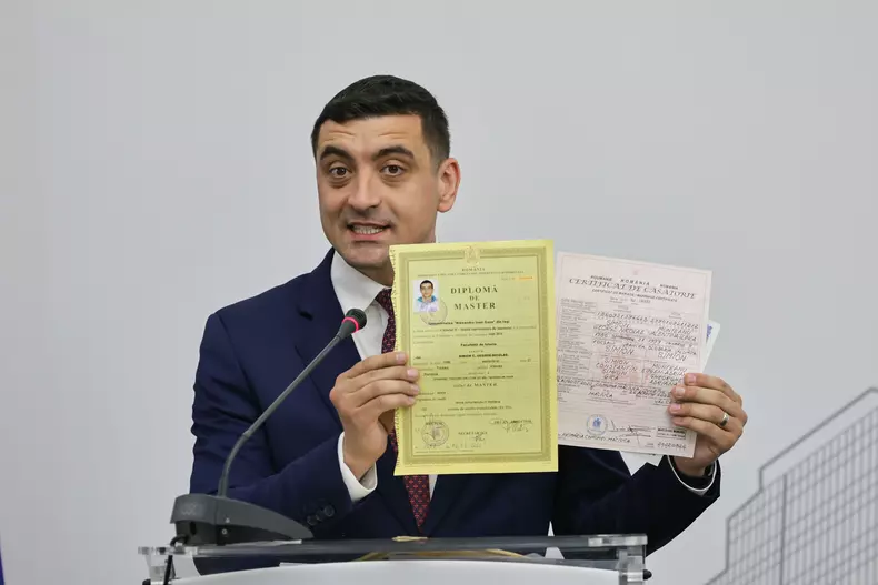 Diplome și certificate ale lui George Simion FOTO Vlad Chirea