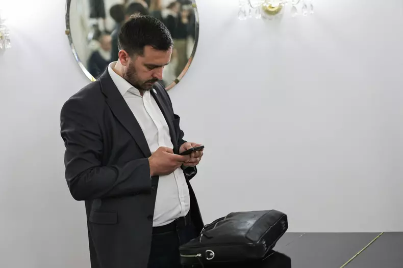 Mihai Enache și geanta pe pian la dezbaterea lui George Simion FOTO Vlad Chirea