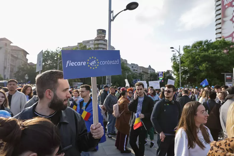 Oamenii cer continuarea parcursului european, în contextul în care pe 18 mai vor avea de ales între Nicușor Dan și George Simion. Foto: Vlad Chirea / Libertatea