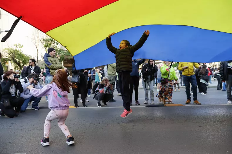 Oamenii cer continuarea parcursului european, în contextul în care pe 18 mai vor avea de ales între Nicușor Dan și George Simion. Foto: Vlad Chirea / Libertatea