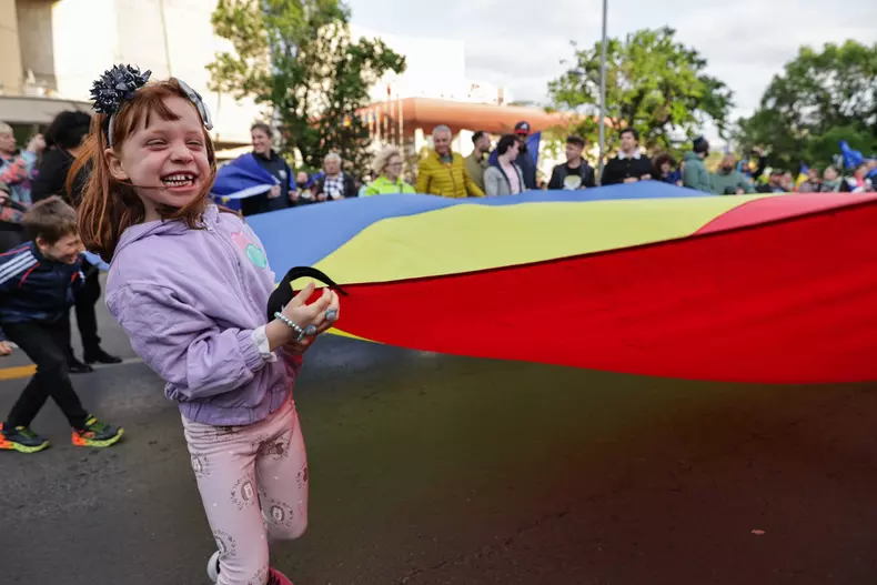 Oamenii cer continuarea parcursului european, în contextul în care pe 18 mai vor avea de ales între Nicușor Dan și George Simion. Foto: Vlad Chirea / Libertatea