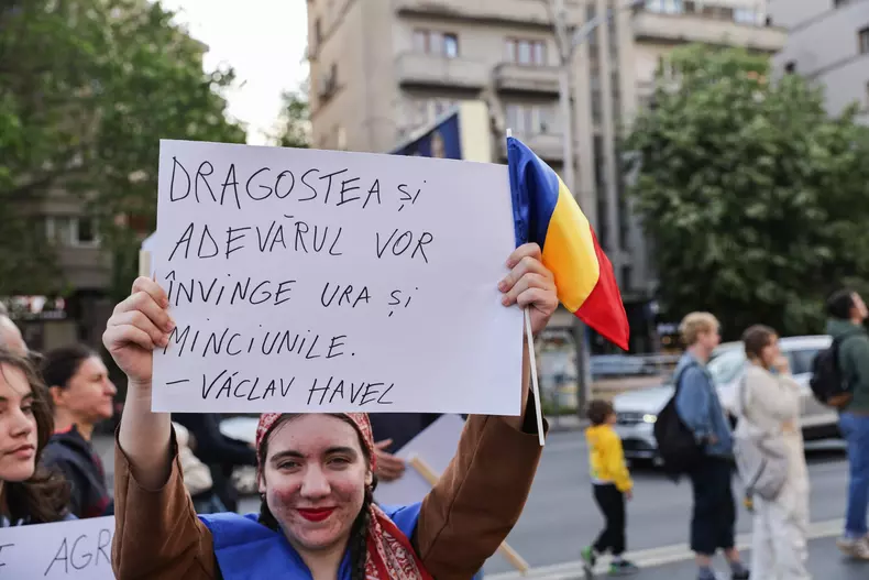 Oamenii cer continuarea parcursului european, în contextul în care pe 18 mai vor avea de ales între Nicușor Dan și George Simion. Foto: Vlad Chirea / Libertatea
