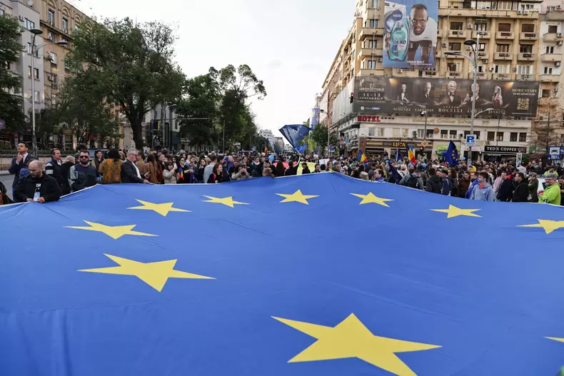 Oamenii cer continuarea parcursului european, în contextul în care pe 18 mai vor avea de ales între Nicușor Dan și George Simion. Foto: Vlad Chirea / Libertatea