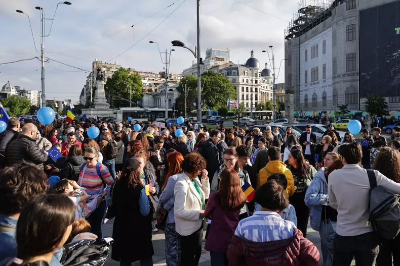 Oamenii cer continuarea parcursului european, în contextul în care pe 18 mai vor avea de ales între Nicușor Dan și George Simion. Foto: Vlad Chirea / Libertatea