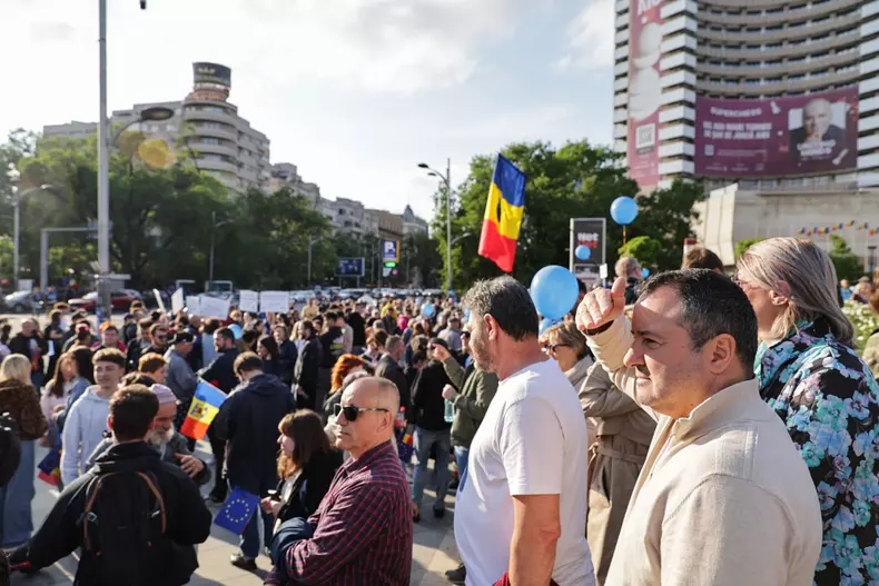 Oamenii cer continuarea parcursului european, în contextul în care pe 18 mai vor avea de ales între Nicușor Dan și George Simion. Foto: Vlad Chirea / Libertatea