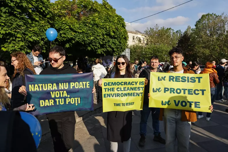 Oamenii cer continuarea parcursului european, în contextul în care pe 18 mai vor avea de ales între Nicușor Dan și George Simion. Foto: Vlad Chirea / Libertatea