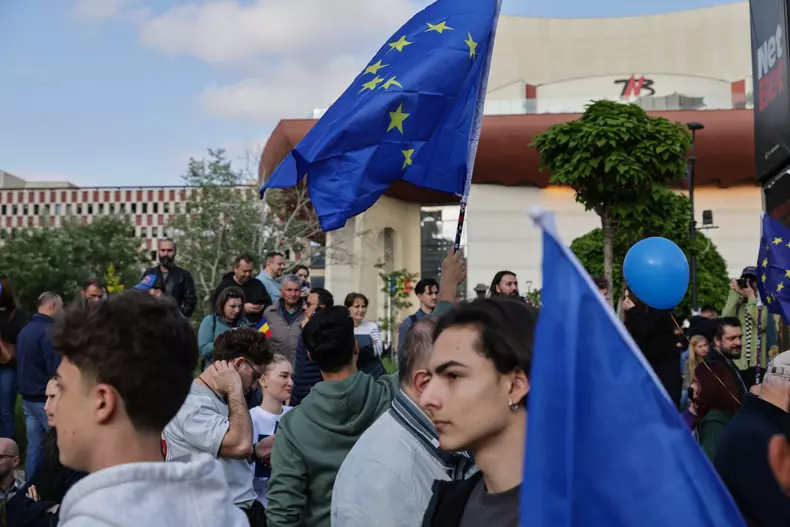 Oamenii cer continuarea parcursului european, în contextul în care pe 18 mai vor avea de ales între Nicușor Dan și George Simion. Foto: Vlad Chirea / Libertatea