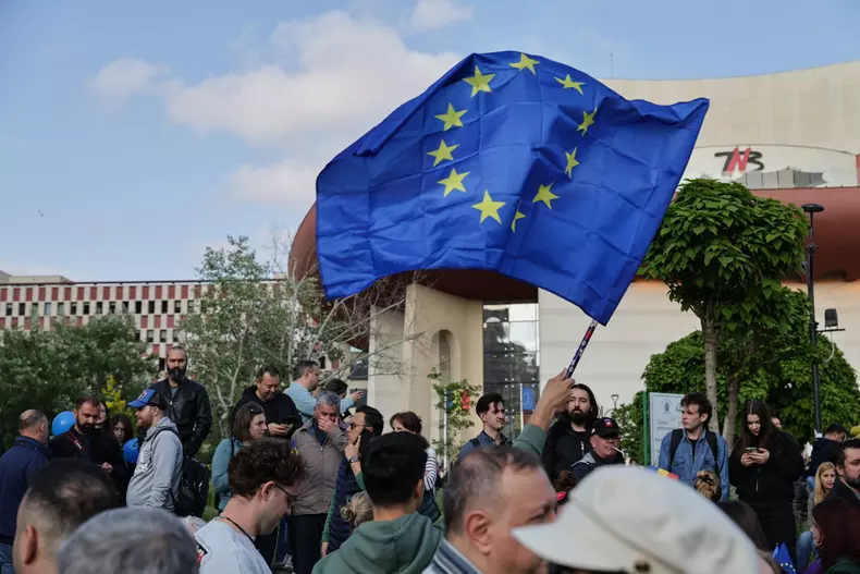 Oamenii cer continuarea parcursului european, în contextul în care pe 18 mai vor avea de ales între Nicușor Dan și George Simion. Foto: Vlad Chirea / Libertatea
