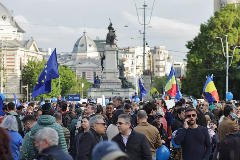Oamenii cer continuarea parcursului european, în contextul în care pe 18 mai vor avea de ales între Nicușor Dan și George Simion. Foto: Vlad Chirea / Libertatea