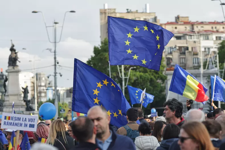 Oamenii cer continuarea parcursului european, în contextul în care pe 18 mai vor avea de ales între Nicușor Dan și George Simion. Foto: Vlad Chirea / Libertatea