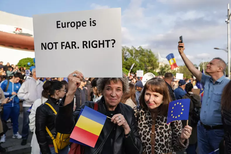 Oamenii cer continuarea parcursului european, în contextul în care pe 18 mai vor avea de ales între Nicușor Dan și George Simion. Foto: Vlad Chirea / Libertatea