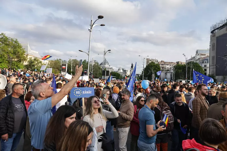 Oamenii cer continuarea parcursului european, în contextul în care pe 18 mai vor avea de ales între Nicușor Dan și George Simion. Foto: Vlad Chirea / Libertatea