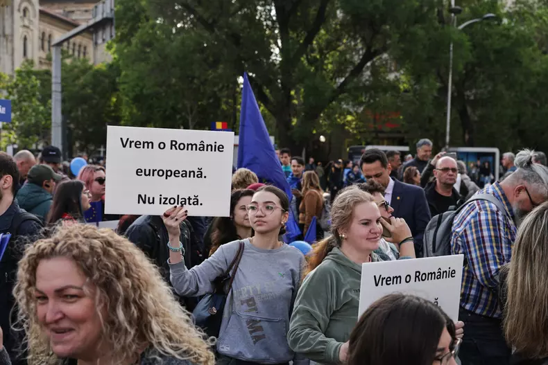 Oamenii cer continuarea parcursului european, în contextul în care pe 18 mai vor avea de ales între Nicușor Dan și George Simion. Foto: Vlad Chirea / Libertatea