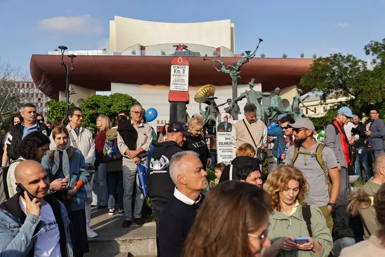 Oamenii cer continuarea parcursului european, în contextul în care pe 18 mai vor avea de ales între Nicușor Dan și George Simion. Foto: Vlad Chirea / Libertatea