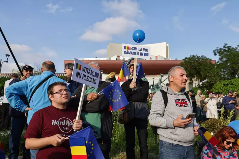Oamenii cer continuarea parcursului european, în contextul în care pe 18 mai vor avea de ales între Nicușor Dan și George Simion. Foto: Vlad Chirea / Libertatea